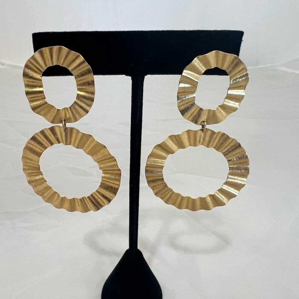 Gold round stud circle earrings